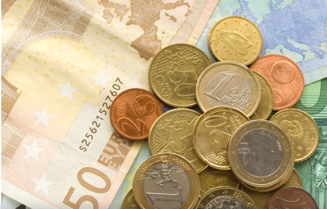 تراجع العملة الأوروبية.. سعر اليورو اليوم الإثنين 22 يونيو 2026 في البنوك (1) تراجع العملة الأوروبية.. سعر اليورو اليوم الإثنين 22 يونيو 2026 في البنوك (1)